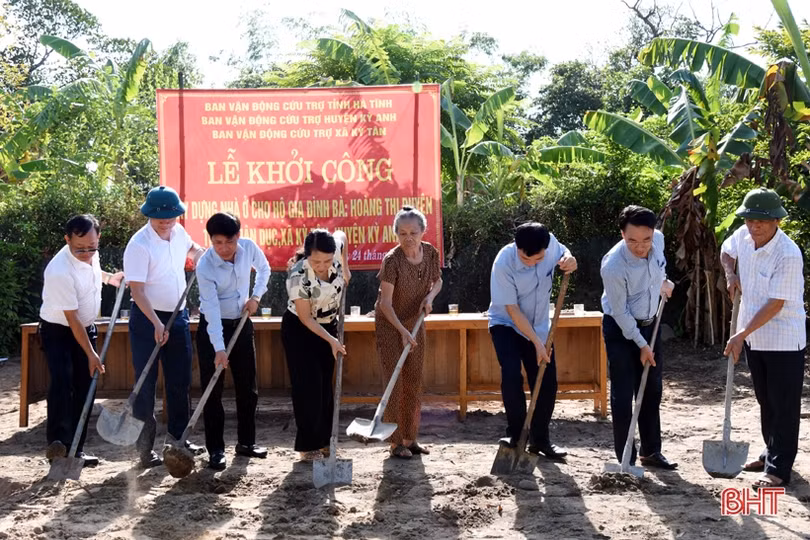 Ban Vận động cứu trợ tỉnh trao hỗ trợ xây nhà ở tại các địa phương