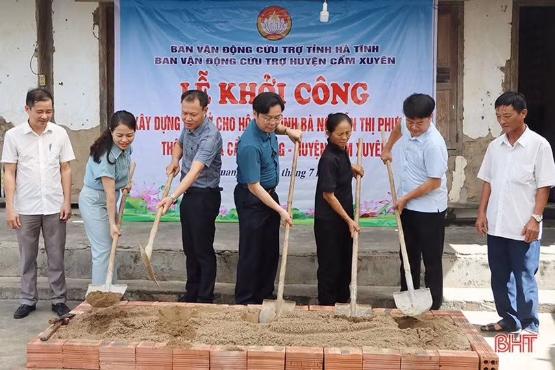 Ban Vận động cứu trợ tỉnh trao hỗ trợ xây nhà ở tại các địa phương