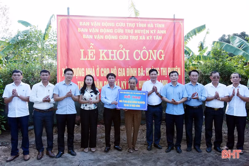 Ban Vận động cứu trợ tỉnh trao hỗ trợ xây nhà ở tại các địa phương