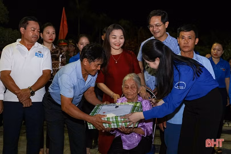 Lung linh muôn ngọn nến tri ân Anh hùng Lý Tự Trọng