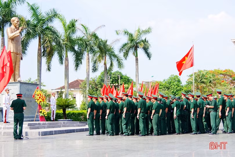 Bộ CHQS tỉnh dâng hương tưởng niệm Chủ tịch Hồ Chí Minh và các anh hùng liệt sĩ