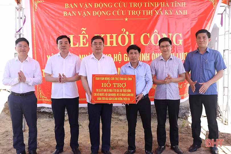 Ban Vận động cứu trợ tỉnh trao hỗ trợ xây nhà ở tại các địa phương