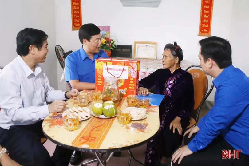 Bí thư thứ nhất Trung ương Đoàn dâng hương tưởng niệm anh hùng Lý Tự Trọng
