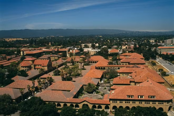 Cuộc khủng hoảng của ĐH Stanford và sự ra đời của hàng loạt phòng thí nghiệm công nghệ: Sau chiến tranh, ĐH Stanford đã trải qua một cuộc khủng hoảng nặng nề về ngân sách. Người sáng lập Leland Stanford thâm chí còn phải cầm cố tất cả đất đai của trường xung quanh khu vực Palo Alto. Nguồn gốc thủ phủ công nghệ Silicon Valley