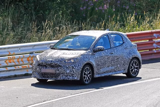 Toyota Yaris mới bất ngờ lộ ảnh, mới nhìn tưởng C-HR thu nhỏ