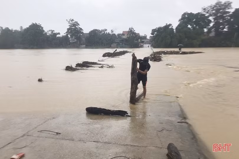 Bất chấp nguy hiểm, người dân Hà Tĩnh liều mình vớt gỗ giữa dòng nước chảy xiết