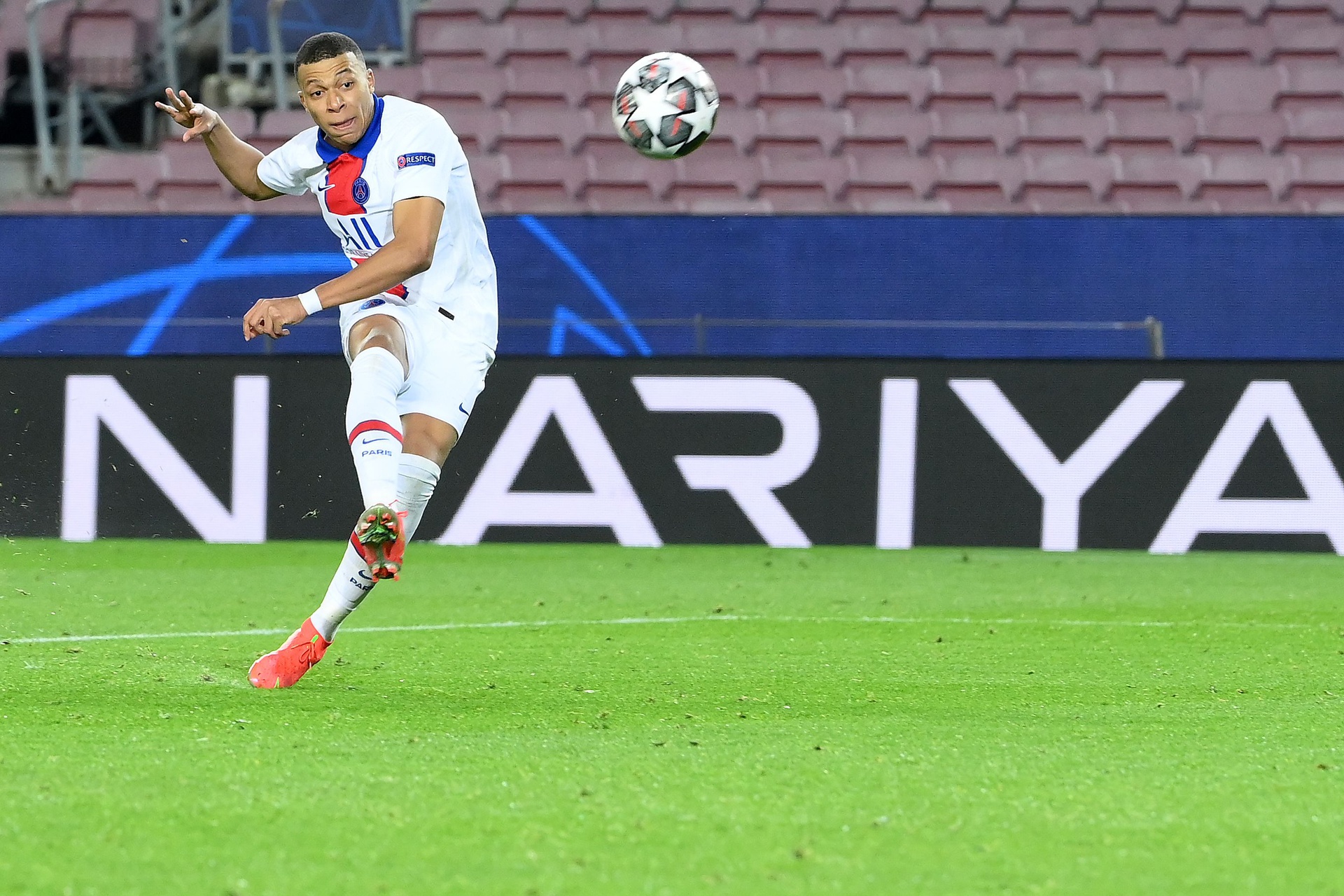 Ngày Mbappe biến dàn sao Barca thành những gã hề