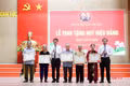 Can Lộc trao Huy hiệu Đảng và công bố quyết định sắp xếp các cơ sở giáo dục