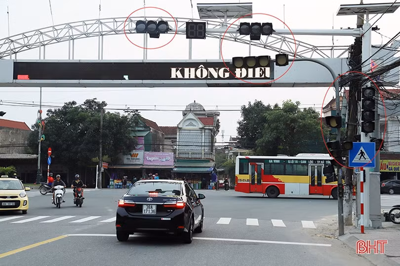 Đèn tín hiệu “ngủ quên”, xe cộ “giành giật” nhau tại ngã tư ở TP Hà Tĩnh