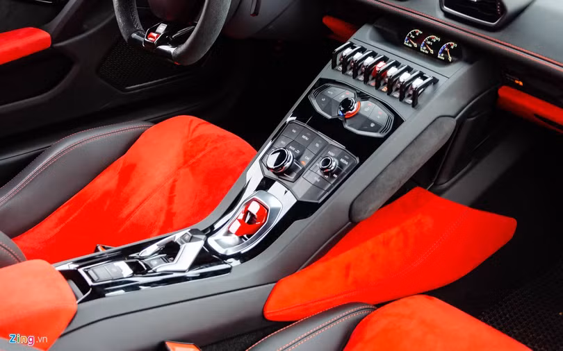 Lamborghini Huracan LP 610-4 chính hãng đầu tiên Việt Nam tái xuất