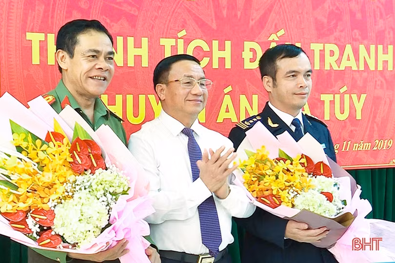 Bí thư Tỉnh ủy Hà Tĩnh Lê Đình Sơn trao thưởng các lực lượng phá Chuyên án ma túy T0319