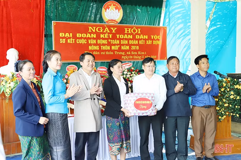 Lãnh đạo Hà Tĩnh dự ngày hội Đại đoàn kết với bà con xã biên giới