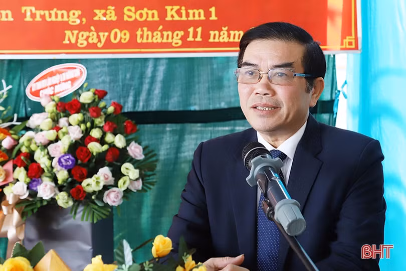 Lãnh đạo Hà Tĩnh dự ngày hội Đại đoàn kết với bà con xã biên giới
