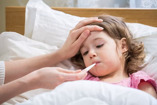 Những điều cần làm khi con sốt giúp hạ nhiệt nhanh, cứu con trong gang tấc