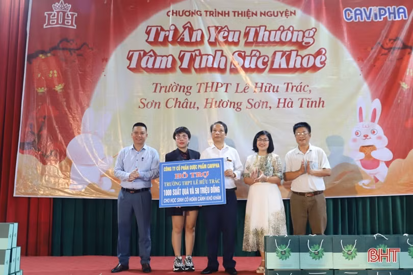 Nhiều món quà gửi tặng thầy và trò ở Hương Sơn