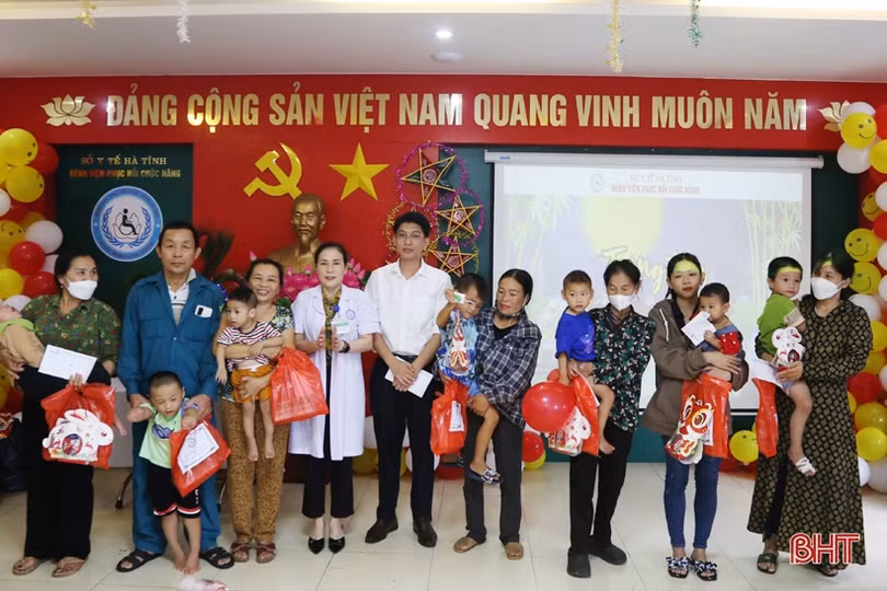 Nhiều phần quà đến với bệnh nhi Bệnh viện Phục hồi chức năng Hà Tĩnh