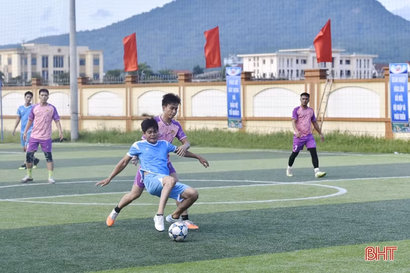 13 đội tranh tài tại Giải Bóng đá nam TX Hồng Lĩnh