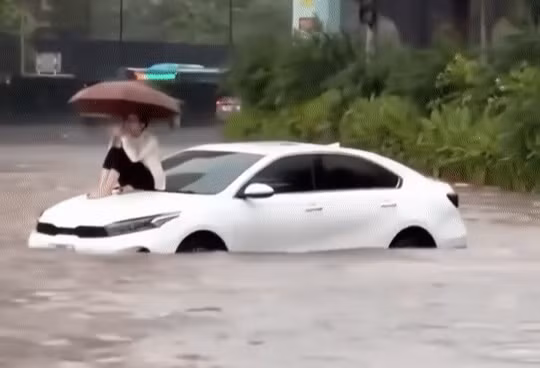 Câu chuyện của nữ tài xế ngồi trên nóc ô tô chờ cứu hộ khi đường ngập