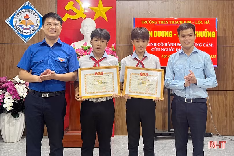 Khen thưởng 2 học sinh cứu các em nhỏ khỏi đuối nước