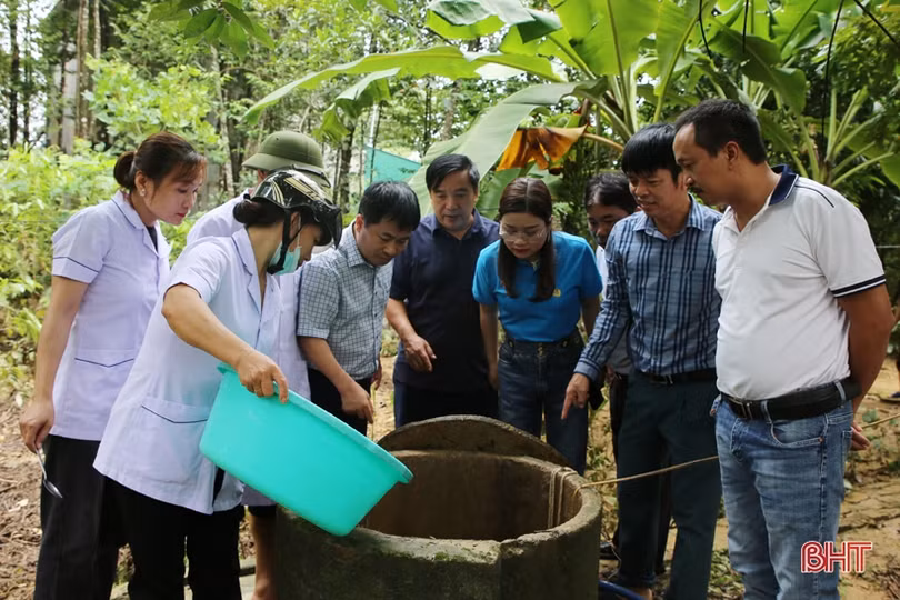 Hương Khê vệ sinh môi trường, phòng chống dịch bệnh sau mưa lớn