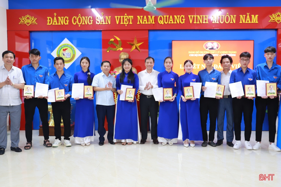 Bí thư Tỉnh ủy dự lễ kết nạp Đảng cho học sinh Trường THPT Lý Chính Thắng