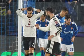 Man Utd thảm bại trước tân binh Champions League