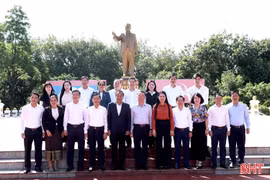 Đoàn đại biểu cấp cao Hà Tĩnh dâng hoa tưởng niệm các lãnh tụ tại Savannakhet