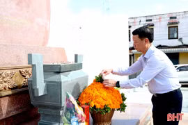 Chủ tịch UBND tỉnh Hà Tĩnh dâng hoa tưởng niệm các lãnh tụ tại Savannakhet