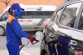 Giá xăng giảm tiếp gần 500 đồng/lít