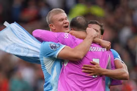 Man Utd thua Man City trong thế hơn người