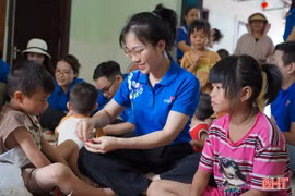 Tiếp thêm yêu thương cho trẻ mồ côi tại chùa Vĩnh