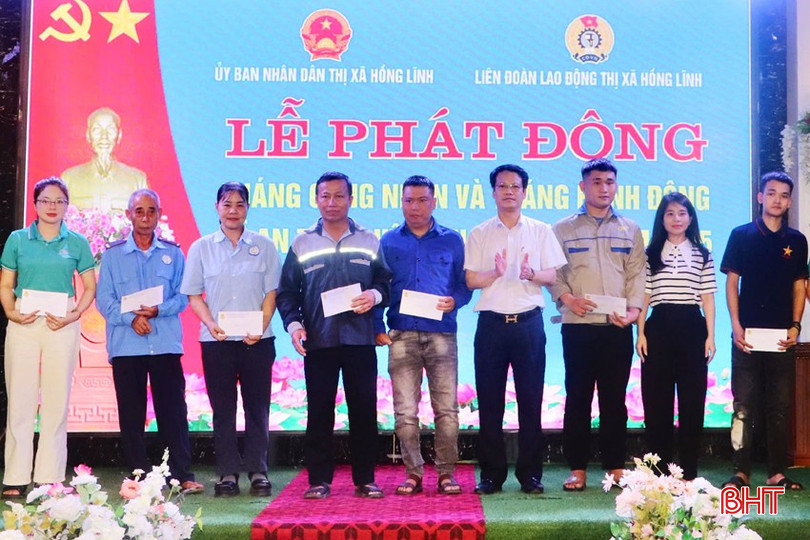 Trao 30 suất quà cho công nhân lao động có hoàn cảnh khó khăn.