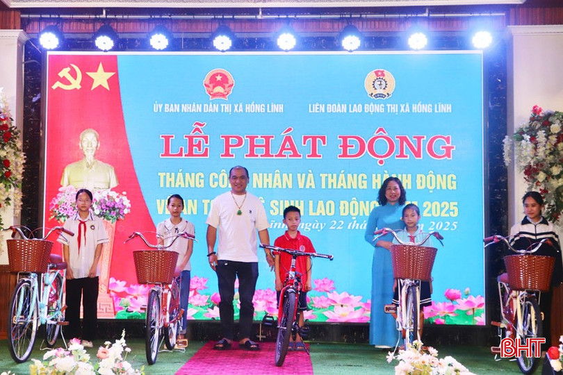 Trao 5 xe đạp cho con công nhân lao động vượt khó học giỏi.