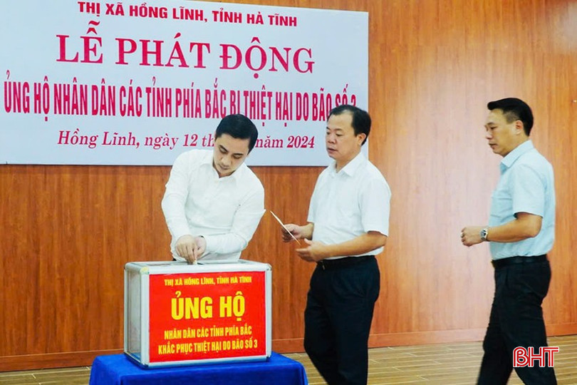 Lãnh đạo, cán bộ thị xã Hồng Lĩnh ủng hộ tại lễ phát động.