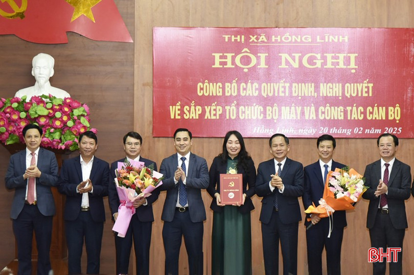 Phó Trưởng đoàn chuyên trách Đoàn ĐBQH Hà Tĩnh Trần Đình Gia, lãnh đạo Ban Tổ chức Tỉnh ủy, lãnh đạo TX Hồng Lĩnh trao quyết định hợp nhất Ban Tuyên giáo và Ban Dân vận Thị ủy và tặng hoa chúc mừng lãnh đạo ban.