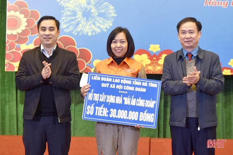 Phó Chủ tịch LĐLĐ tỉnh Ngô Đình Vân và Bí thư Thị uỷ Hồng Lĩnh Lê Thành Đông trao biểu trưng hỗ trợ xây dựng nhà "Mái ấm Công đoàn".