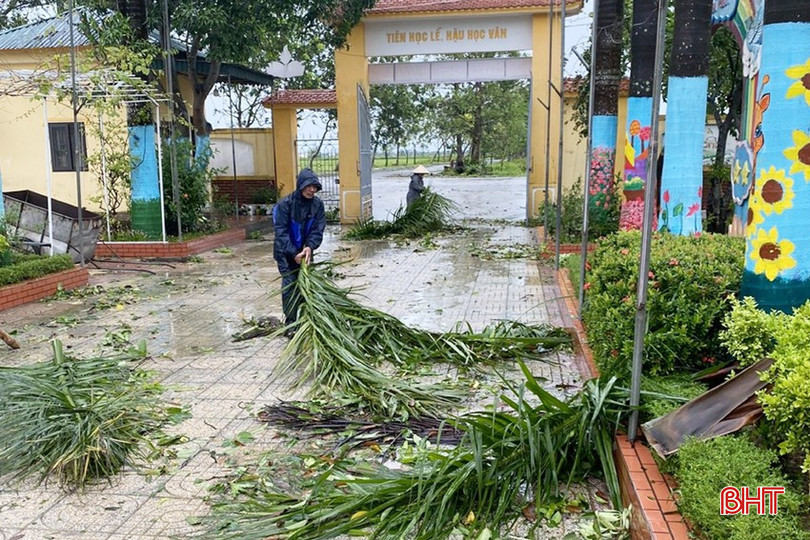 Cán bộ, giáo viên Trường Tiểu học Trung Lương thu dọn vệ sinh trong khuôn viên trường.
