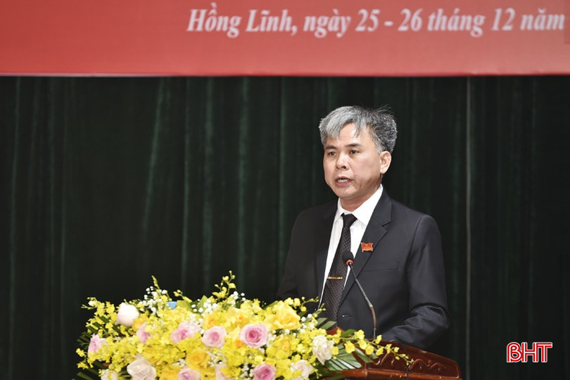 Phó Chủ tịch UBND thị xã Hồng Lĩnh Tôn Quang Ngọc trình bày báo cáo tình hình phát triển KT-XH năm 2024; phương hướng, mục tiêu, nhiệm vụ và giải pháp năm 2025.