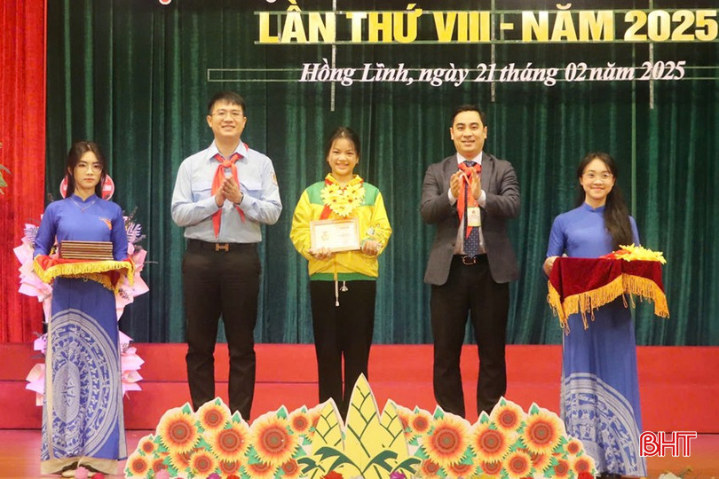 Phó Bí thư Tỉnh đoàn Nguyễn Viết Hải Đăng, Bí thư Thị uỷ Hồng Lĩnh Lê Thành Đông trao biểu trưng và chứng nhận Cháu ngoan Bác Hồ cho các đội viên tiêu biểu.