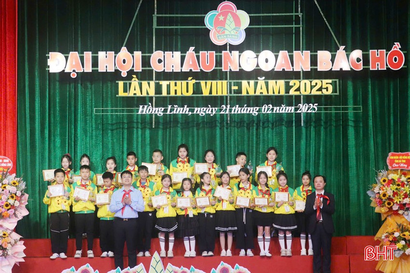 ... trao biểu trưng và chứng nhận Cháu ngoan Bác Hồ cho 135 đội viên tiêu biểu.