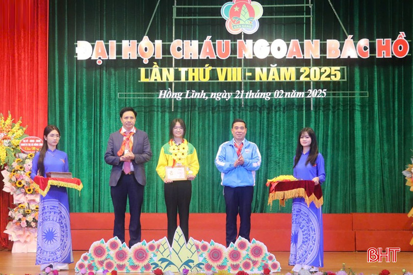 Đại diện lãnh đạo Tỉnh đoàn và TX Hồng Lĩnh...