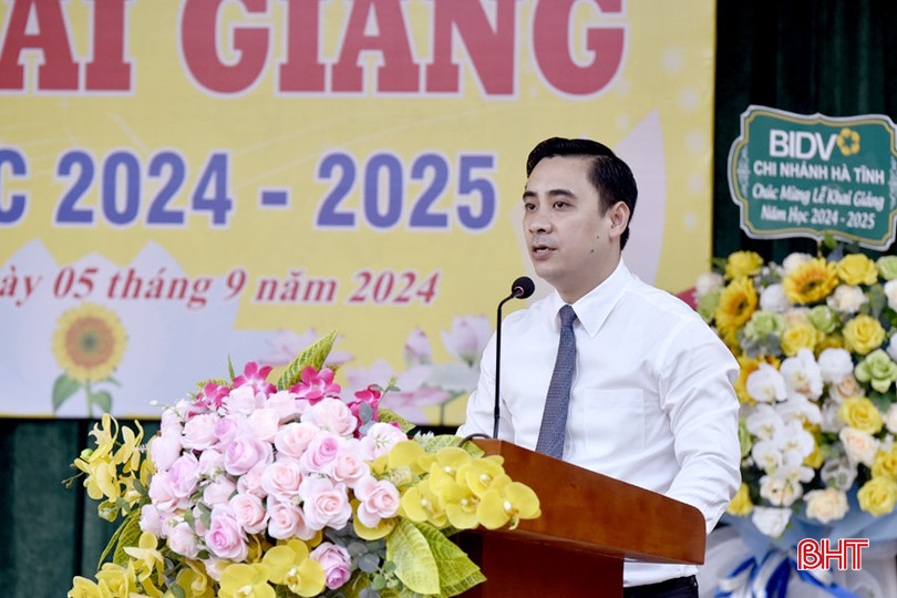 Bí thư Thị ủy Hồng Lĩnh Lê Thành Đông đọc thư của Tổng Bí thư, Chủ tịch nước Tô Lâm gửi ngành giáo dục dịp khai giảng năm học 2024 - 2025.