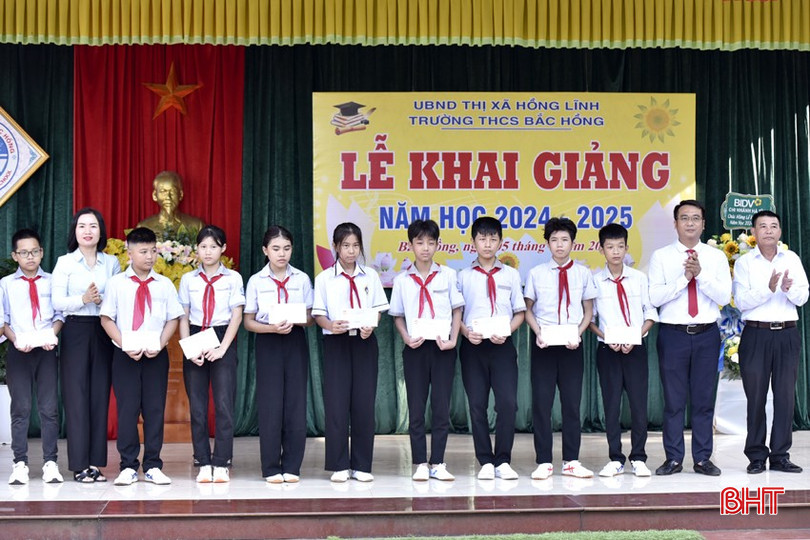 Tại lễ khai giảng, UBND phường Bắc Hồng tặng quà cho 10 học sinh vượt khó học giỏi.