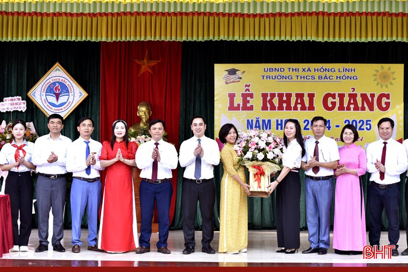 Trưởng ban Văn hóa - Xã hội (HĐND tỉnh) Đào Thị Anh Nga và lãnh đạo TX Hồng Lĩnh tặng hoa chúc mừng nhà trường nhân dịp khai giảng năm học mới.