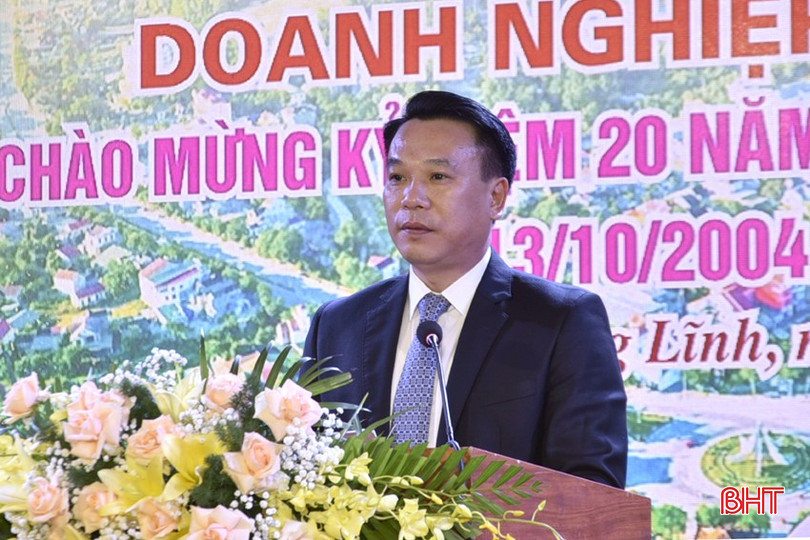 Chủ tịch UBND thị xã Hồng Lĩnh Nguyễn Huy Hùng phát biểu chúc mừng các doanh nghiệp, doanh nhân.