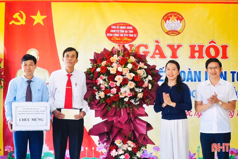 ... Trưởng ban Văn hoá - Xã hội HĐND tỉnh Đào Thị Anh Nga...