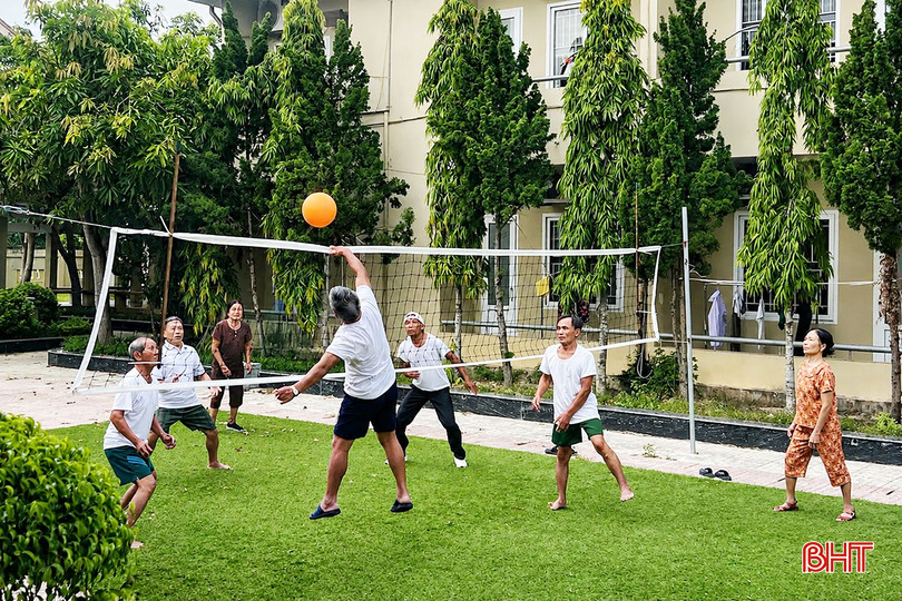 Người có công vui chơi thể thao trong khuôn viên trung tâm.