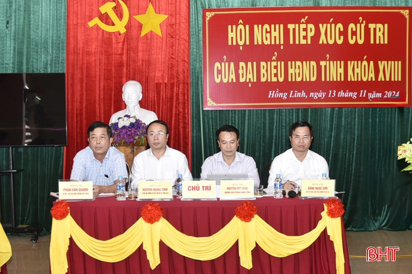 Chủ trì hội nghị tiếp xúc cử tri.