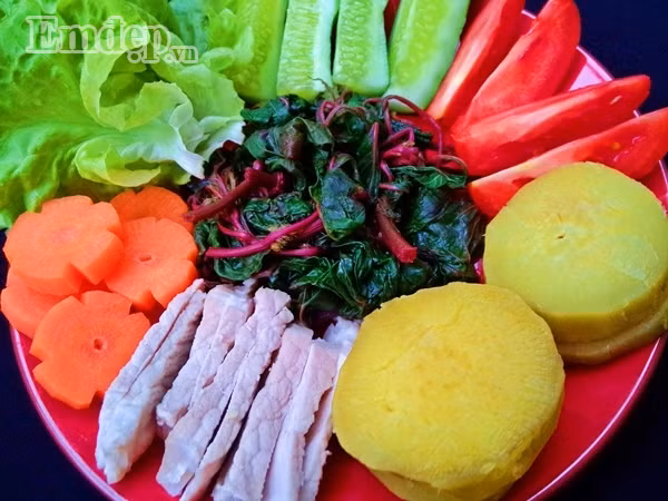 cuoi tuan me lam mon salad thit heo rau cu an nhe nhang lai du chat