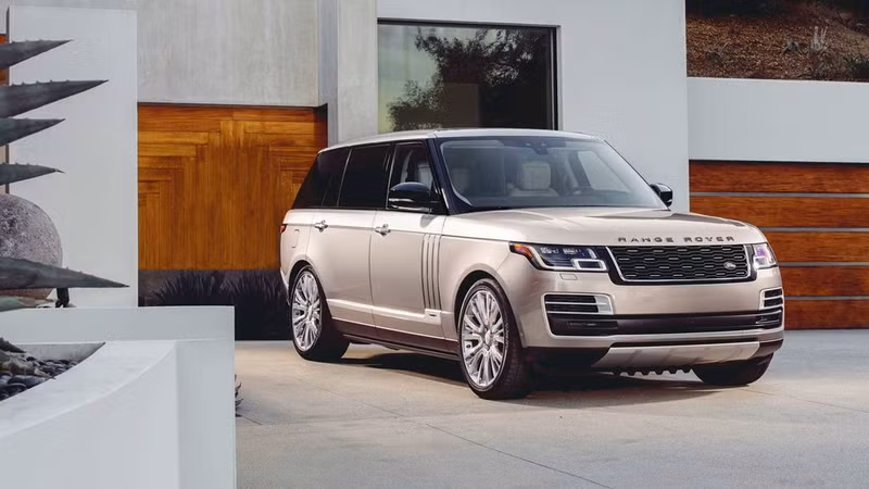 Land Rover Range Rover SVAutobiography: Land Rover Range Rover SVAutobiography là một trong những mẫu SUV đắt giá và sang trọng nhất thế giới. Phiên bản nâng cấp của dòng xe này vừa xuất hiện tại triển lãm Los Angeles Auto Show có công suất 557 mã lực và mô-men xoắn 670 Nm. loat xe moi ra mat cuoi 2017 dang chu y